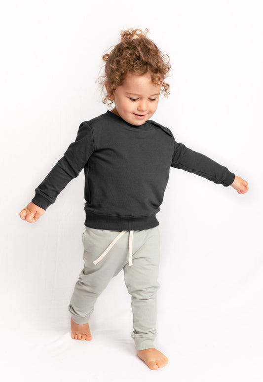 Charlie Baby-Sweatshirt in Anthrazit aus Bio-Baumwolle – weiches und umweltfreundliches Kinder-Sweatshirt mit Knopfdetails an der Schulter von M23