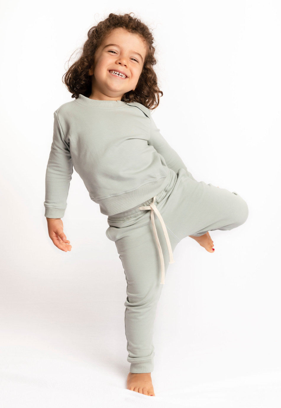 Charlie Kinder-Sweatshirt in Salbei aus Bio-Baumwolle – weicher, atmungsaktiver und nachhaltiger Pullover von M23 für Kleinkinder und Kinder