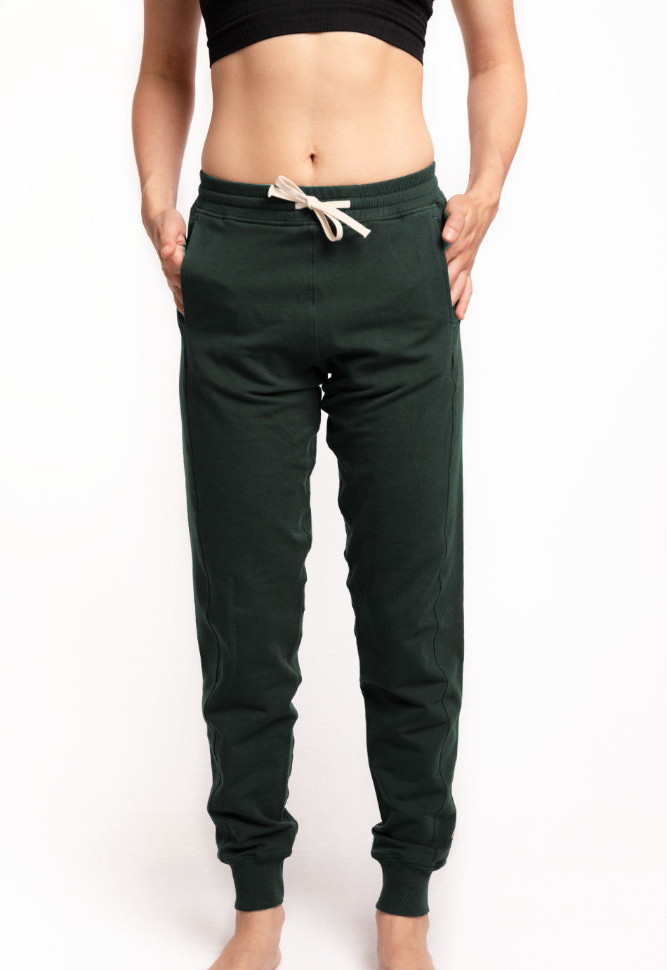 Emma Damen-Jogginghose in Olivgruen aus Bio-Baumwolle mit gerippten Buendchen und Kordelzug – nachhaltige und umweltfreundliche Loungewear von M23