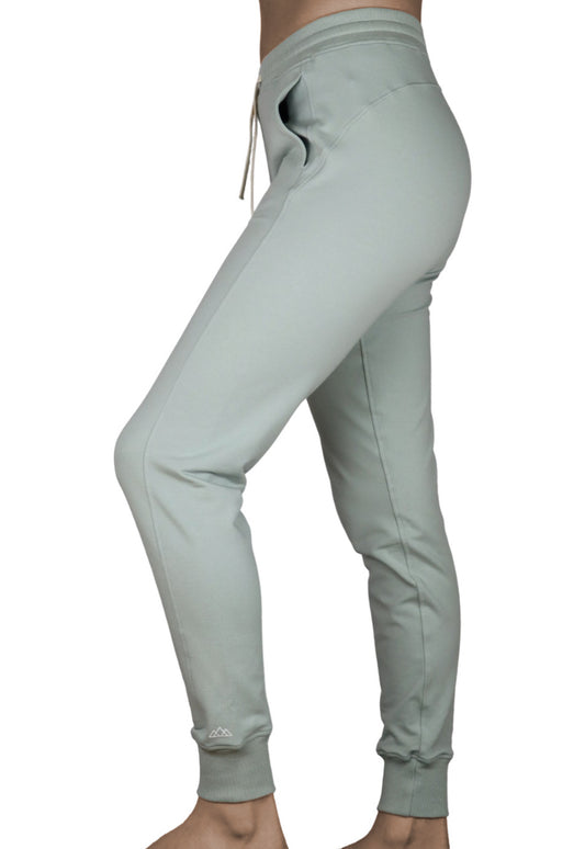 Emma Damen-Jogginghose in Salbei aus Bio-Baumwolle mit gerippten Buendchen und Kordelzug – nachhaltige und umweltfreundliche Activewear von M23