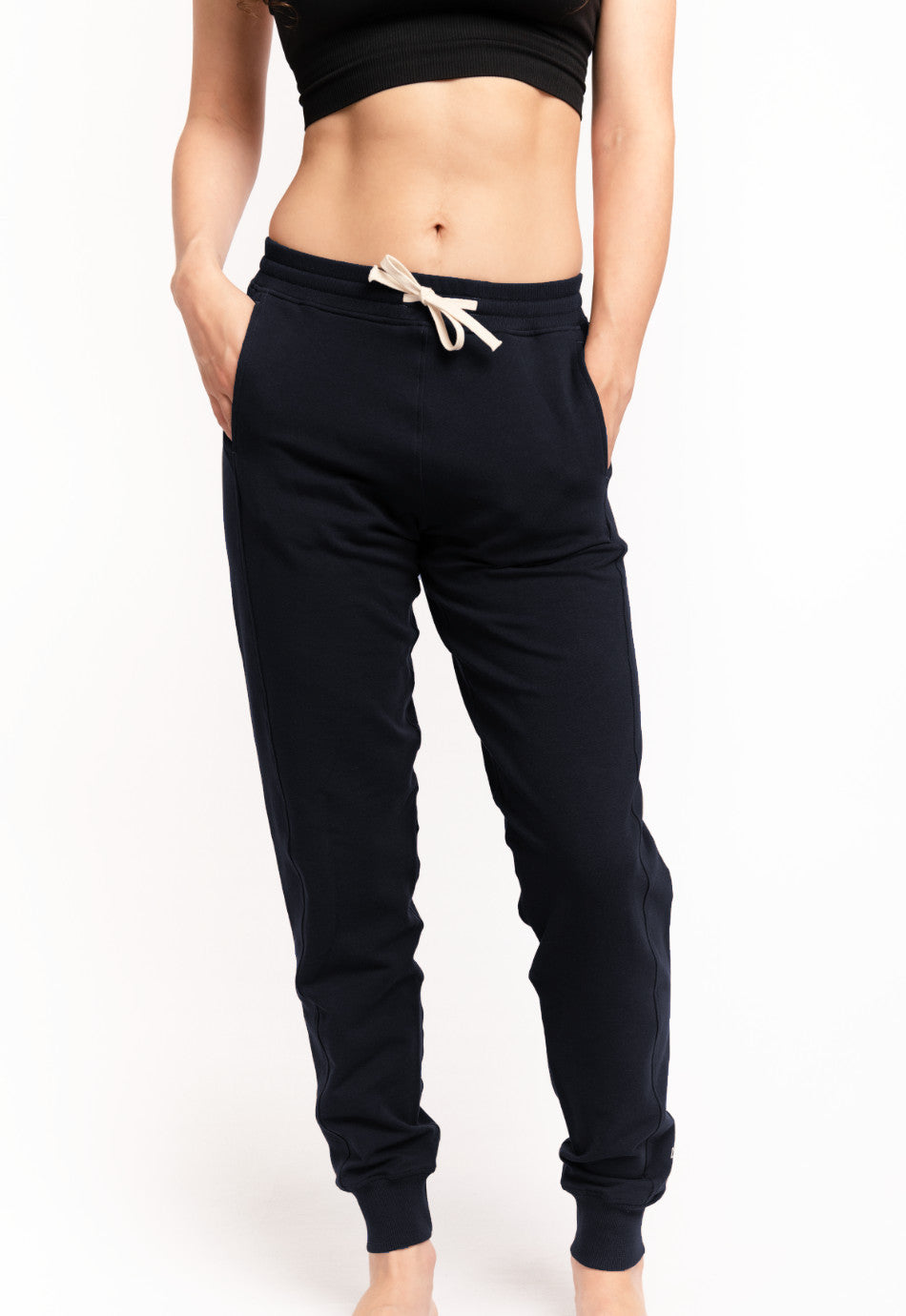 Emma Damen-Jogginghose in Schwarz aus Bio-Baumwolle mit gerippten Buendchen und Kordelzug – nachhaltige und umweltfreundliche Activewear von M23