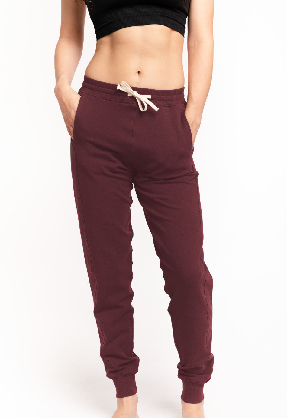 Emma Damen-Jogginghose in Bordeauxrot aus nachhaltiger Bio-Baumwolle mit Kordelzug und Rippbuendchen – umweltfreundliche Loungewear von M23
