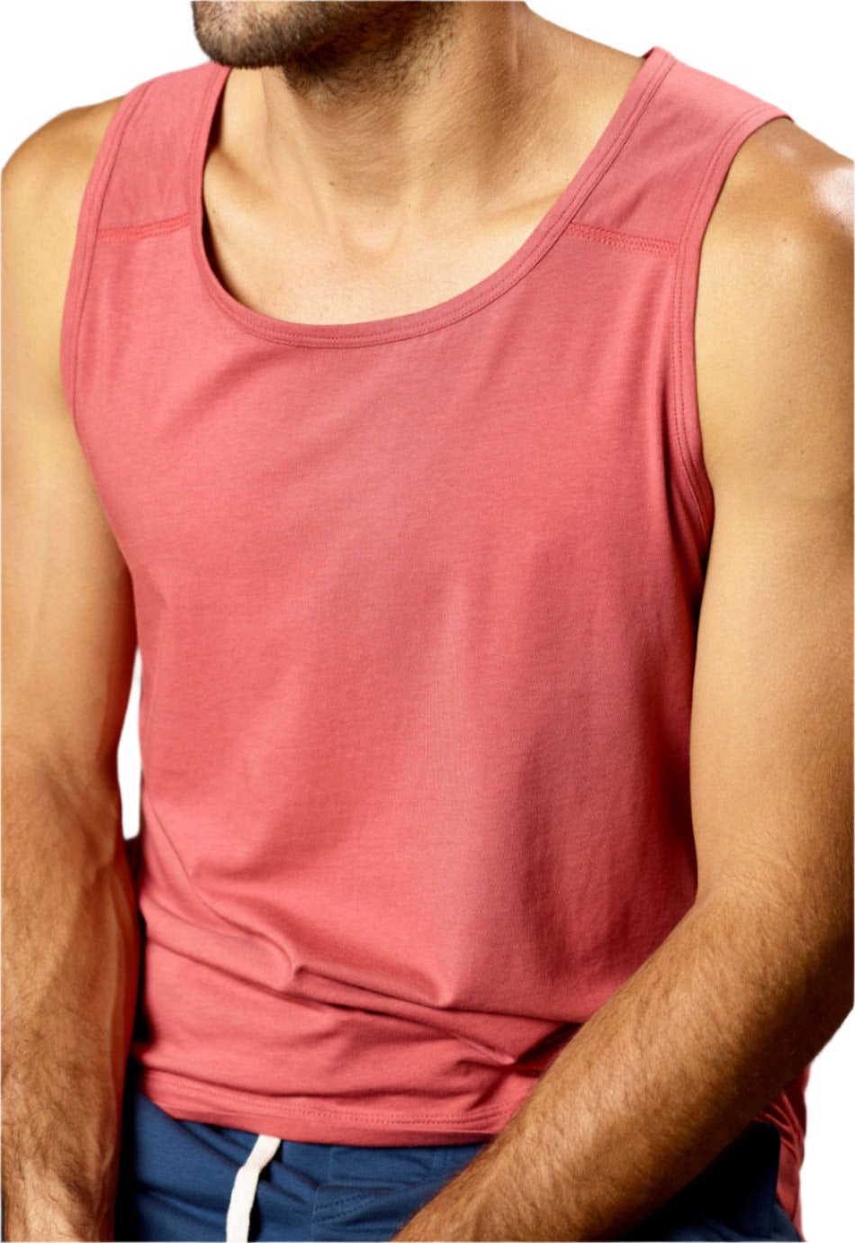 Sitzender Mann traegt M23 Kobe Tanktop in Marsala – nachhaltiges aermelloses Shirt aus Bio-Baumwolle