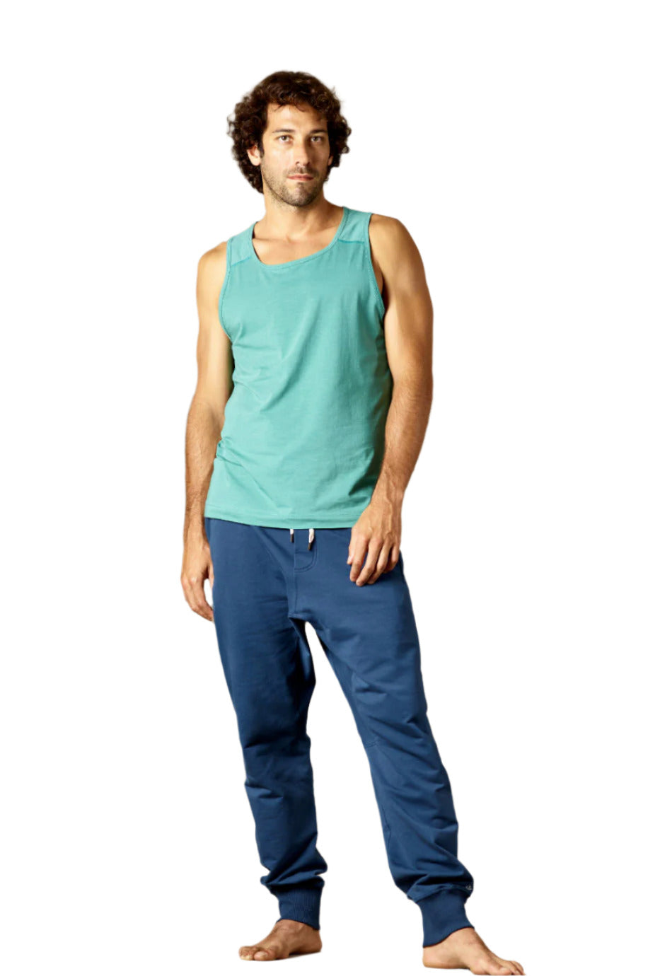 Mann traegt M23 Kobe Tanktop in Tuerkis – umweltfreundliches aermelloses Shirt aus nachhaltiger Bio-Baumwolle