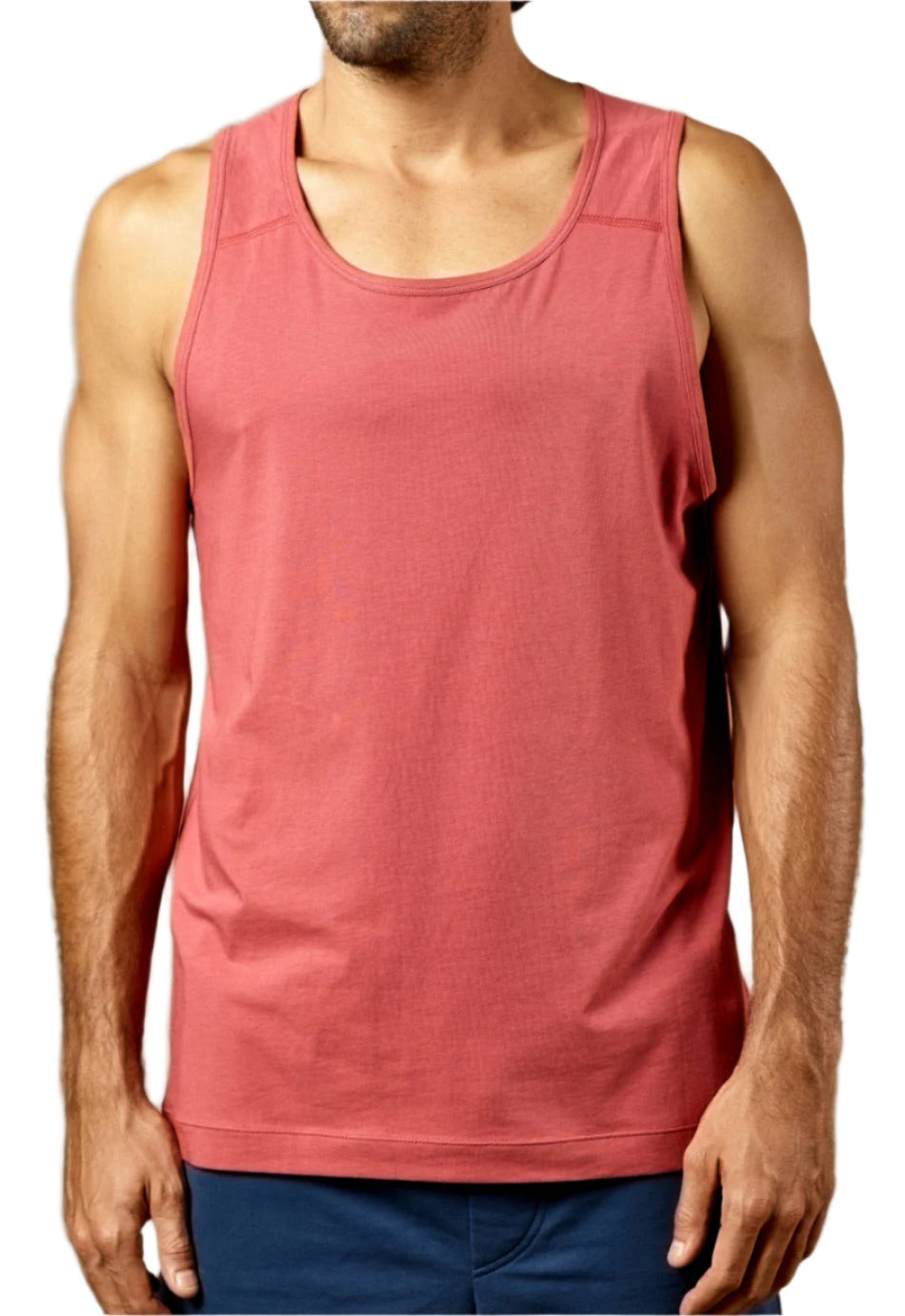 Vorderansicht eines Mannes im M23 Kobe Tanktop in Marsala-Rot – nachhaltiges aermelloses Shirt aus weicher Bio-Baumwolle