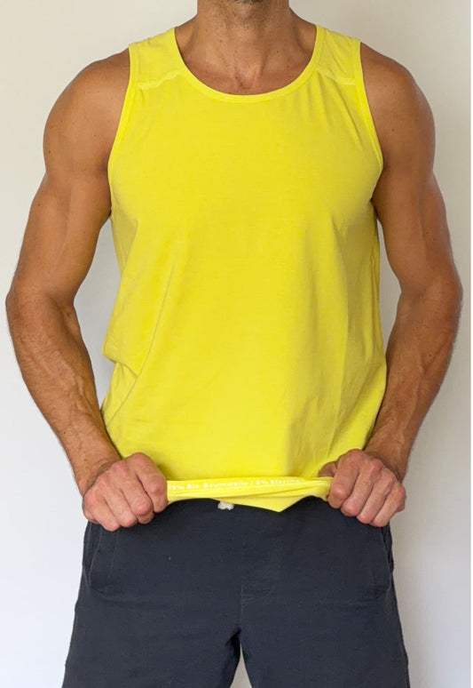 Kobe Tanktop Herren in Gelb – Vorderansicht, Saum leicht angehoben