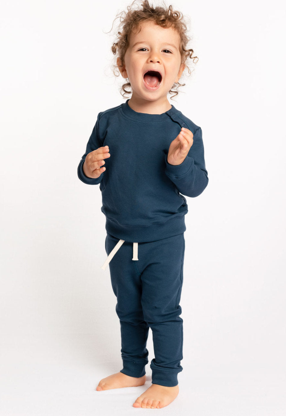 Luke Kinder-Jogginghose in Blau aus Bio-Baumwolle mit gerippten Fußbündchen und Kordelzug – nachhaltige und umweltfreundliche Kindermode von M23