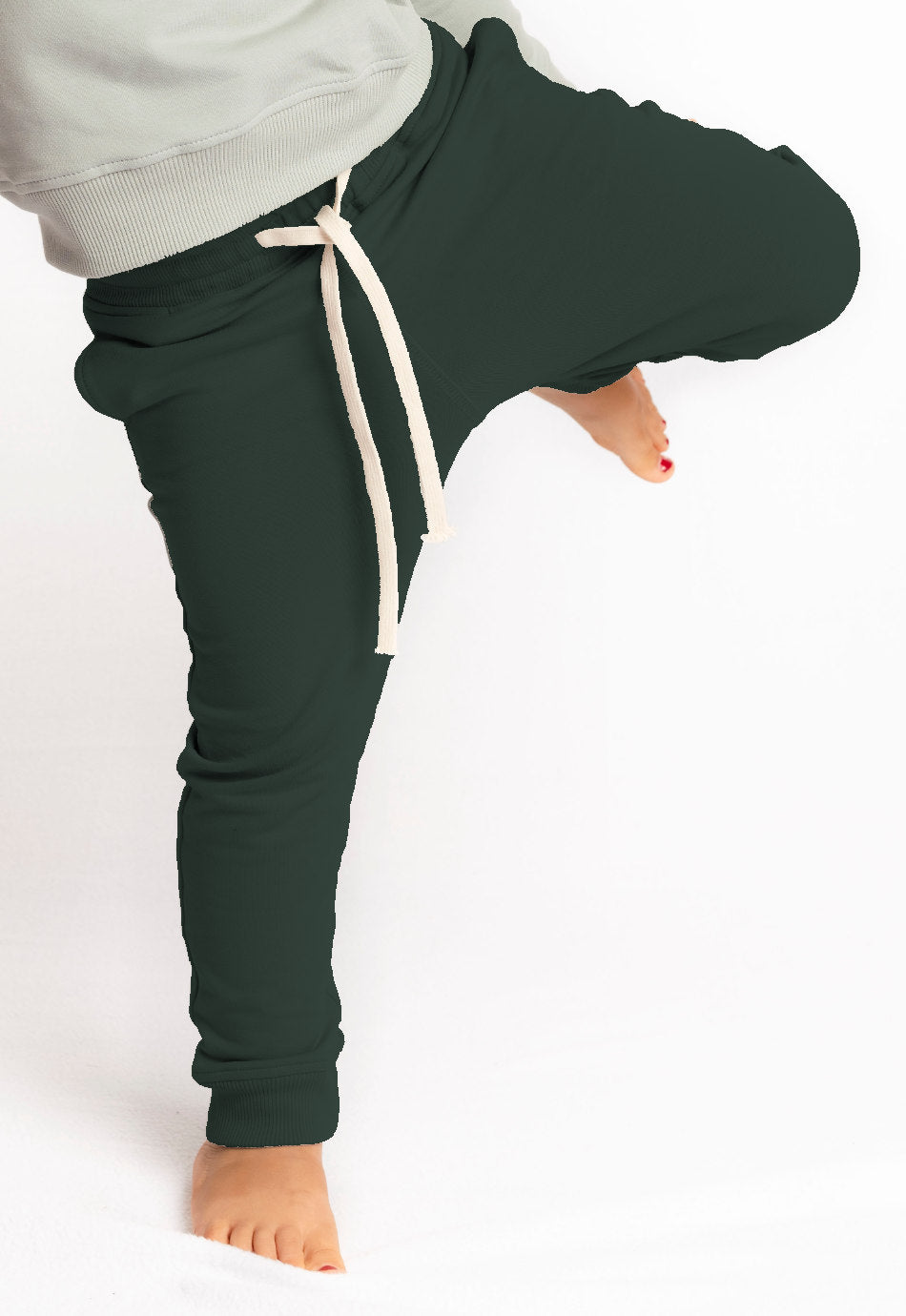 Luke Kinder-Jogginghose in Olivgruen aus Bio-Baumwolle mit gerippten Fussbuendchen und Kordelzug – umweltfreundliche und nachhaltige Kindermode von M23