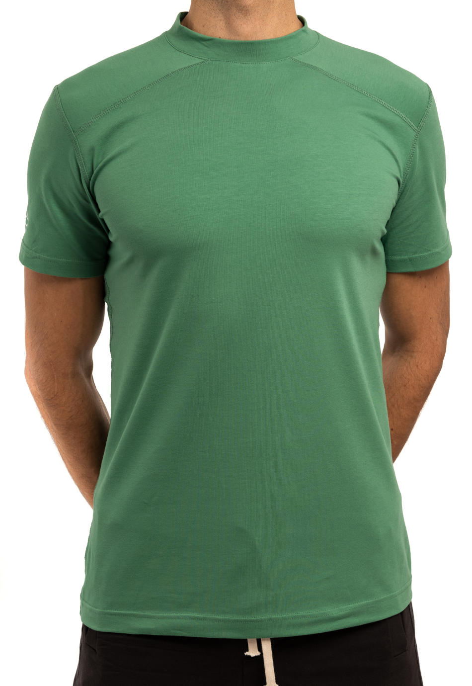 Mann traegt M23 Ben T-Shirt in Gruen aus nachhaltiger Bio-Baumwolle – umweltfreundlich und atmungsaktiv.