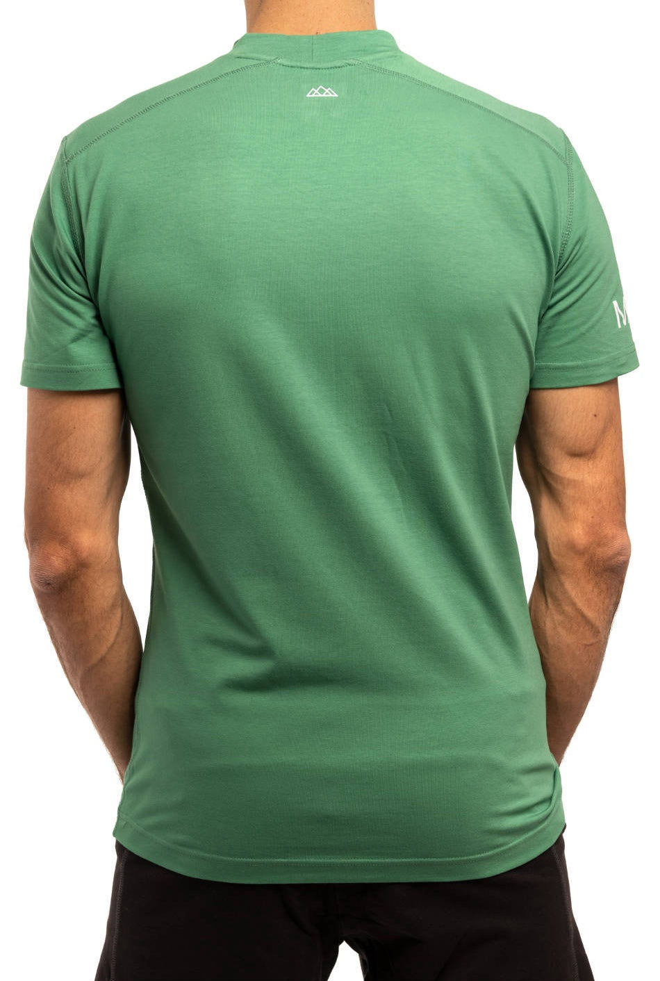 Rueckansicht des gruenen M23 Ben T-Shirts aus nachhaltiger Bio-Baumwolle mit dezentem Berg-Logo – umweltfreundliche Herrenbekleidung.