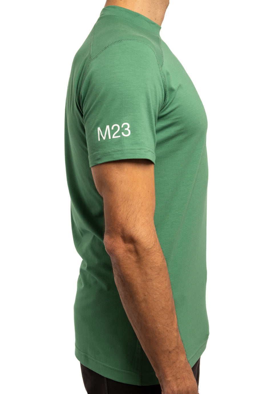 Seitenansicht des gruenen M23 Ben T-Shirts aus nachhaltiger Bio-Baumwolle mit M23-Print am Aermel – umweltfreundlich mit modernem Schnitt.
