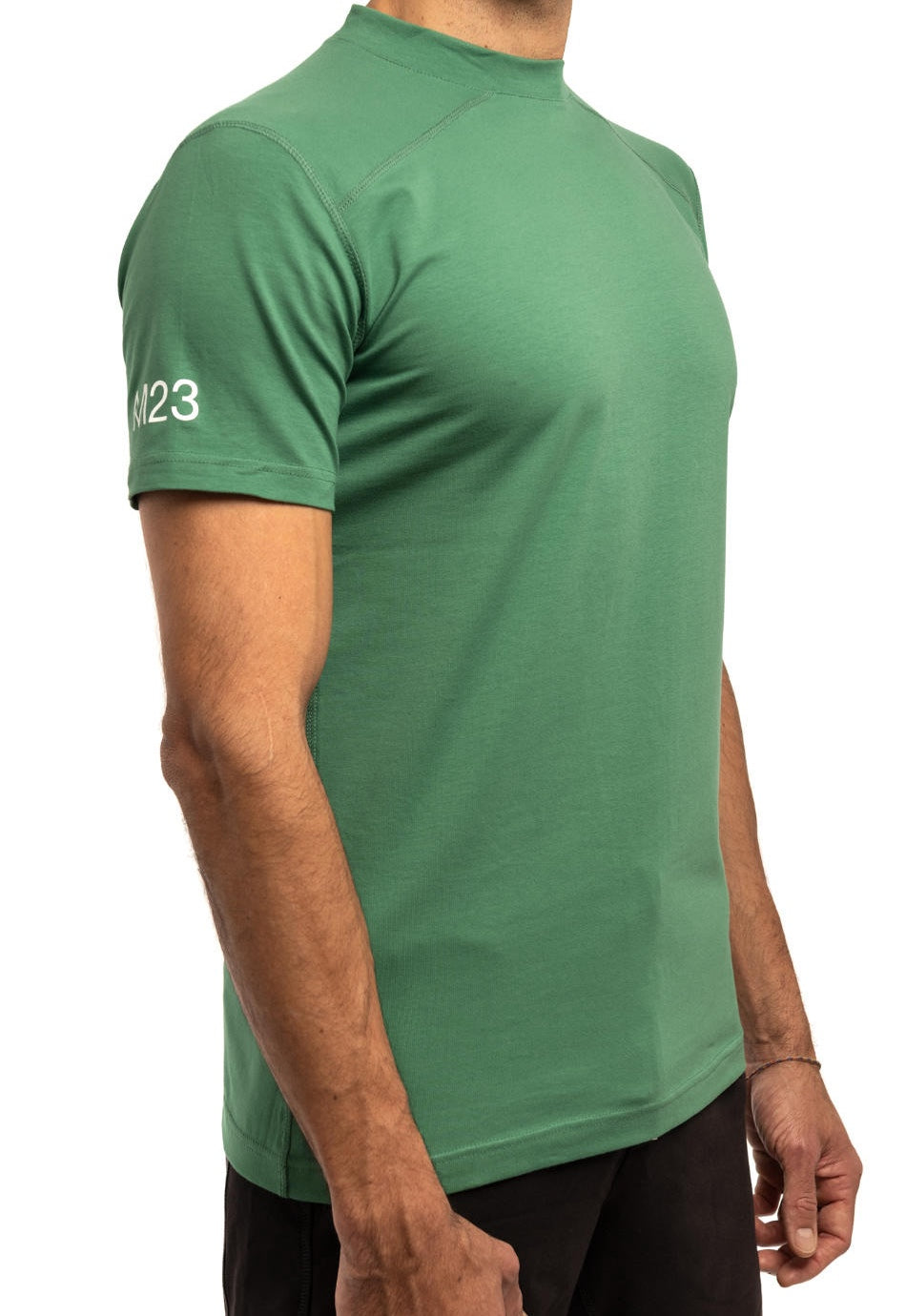 Seitenansicht des M23 Ben T-Shirts in Grün für Herren, gefertigt aus nachhaltiger Bio-Baumwolle – umweltfreundlich und atmungsaktiv für den Alltag