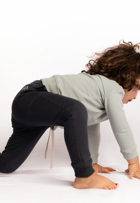 Kleinkind traegt M23 Jogginghose Luke in Anthrazit aus Bio-Baumwolle – weiche, nachhaltige Kinderkleidung für aktives Spielen