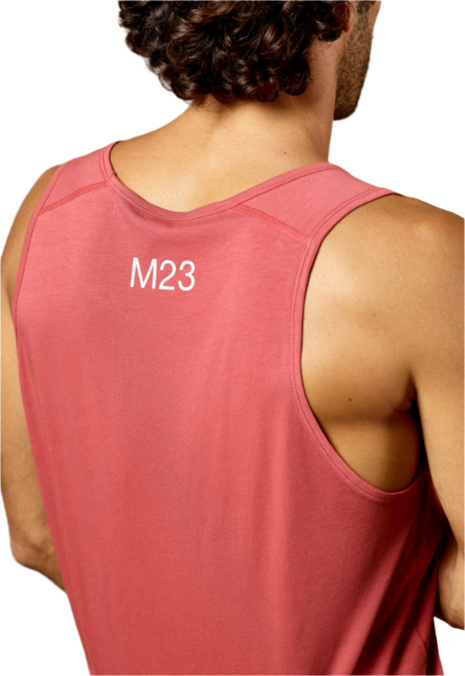 Rueckansicht des M23 Kobe Tanktops in Marsala – umweltfreundliches Herren-Shirt aus nachhaltiger Bio-Baumwolle.