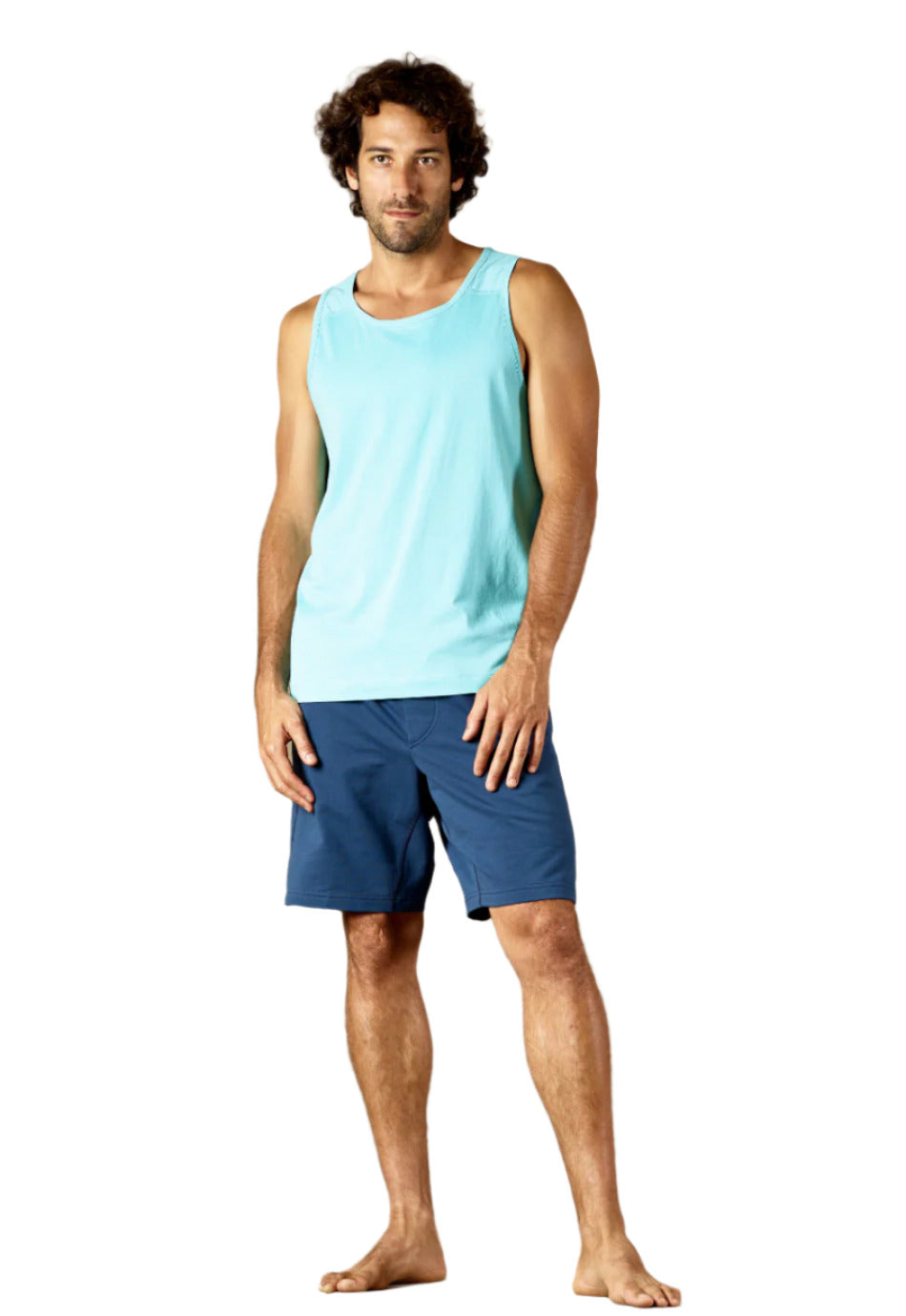 Ganzkoerper-Vorderansicht eines Mannes im M23 Kobe Tanktop in Blau-Tuerkis – nachhaltiges aermelloses Sommershirt aus umweltfreundlicher Bio-Baumwolle