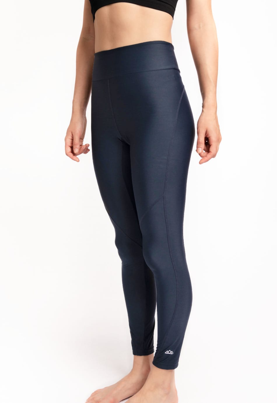 Vorderansicht von links der M23 Lina Leggings in Salute-Marineblau aus nachhaltiger Bio-Baumwolle – umweltfreundliche, hoch taillierte Damen-Activewear mit geradem Beinstand und Logo-Print