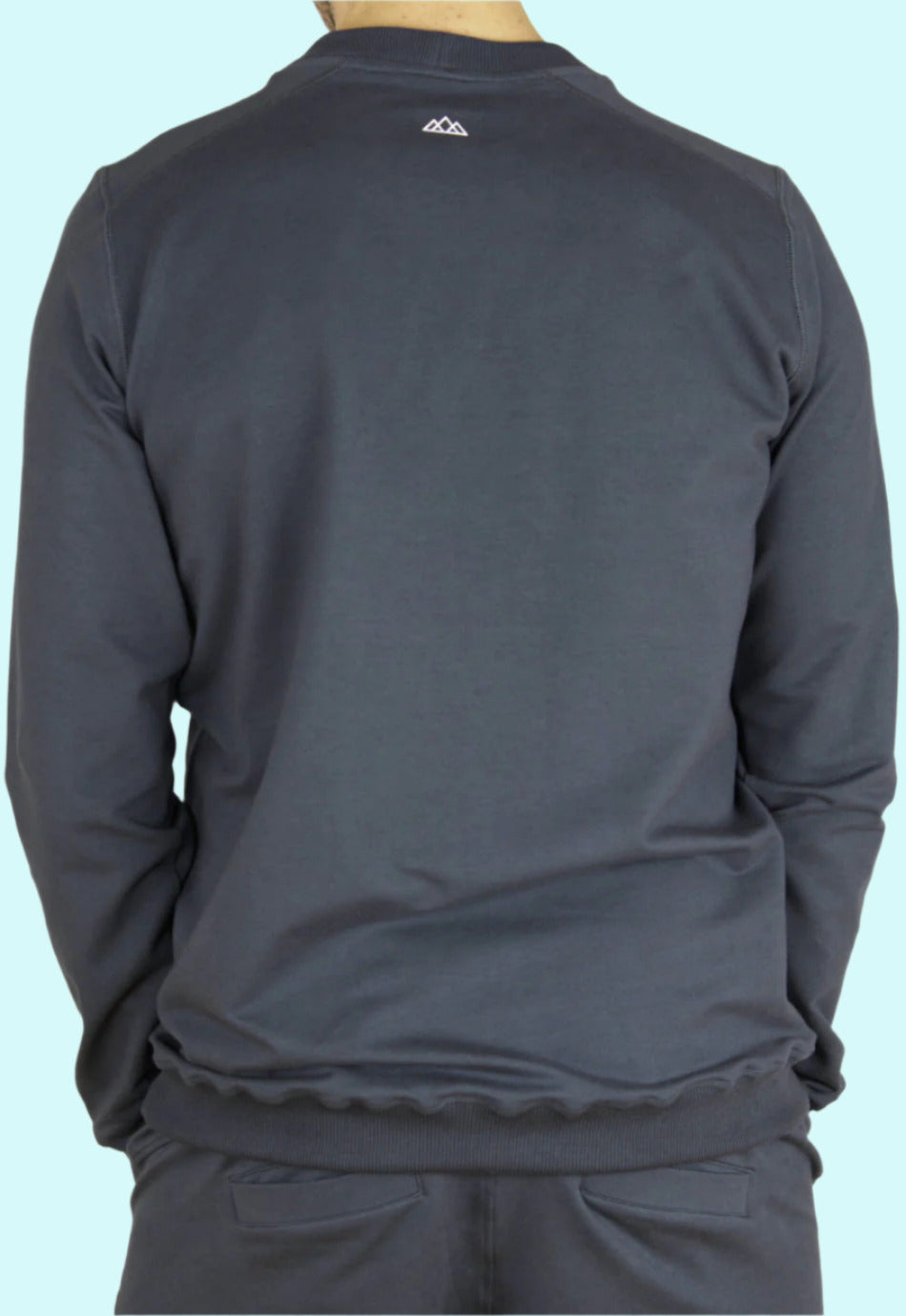 Rueckansicht des M23 Sweatshirts „Phil“ in Anthrazit mit aufgedrucktem Berg-Logo am Nacken – gefertigt aus umweltfreundlicher Bio-Baumwolle.