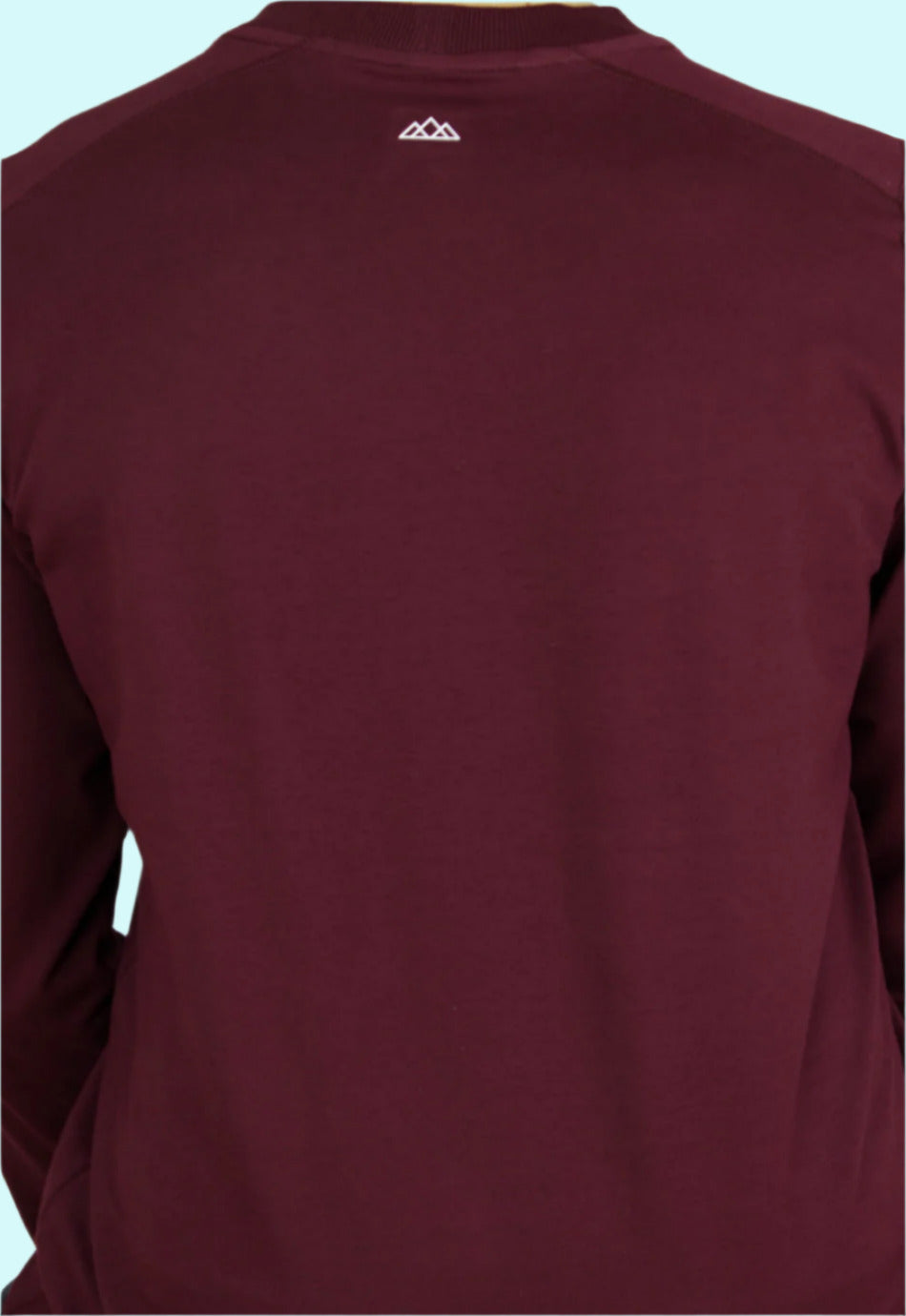 Rueckansicht des M23 Sweatshirts „Phil“ in Bordeauxrot mit klarem Schnitt und Berg-Nackenlogo – gefertigt aus nachhaltiger Bio-Baumwolle.