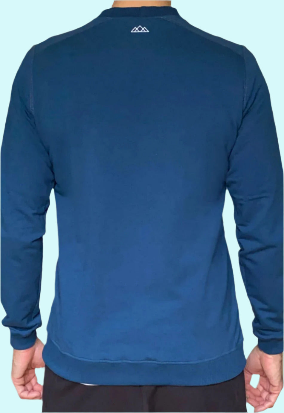 Rueckansicht des M23 Sweatshirts „Phil“ in Marineblau mit charakteristischem Nackenprint – gefertigt aus umweltfreundlicher Bio-Baumwolle.