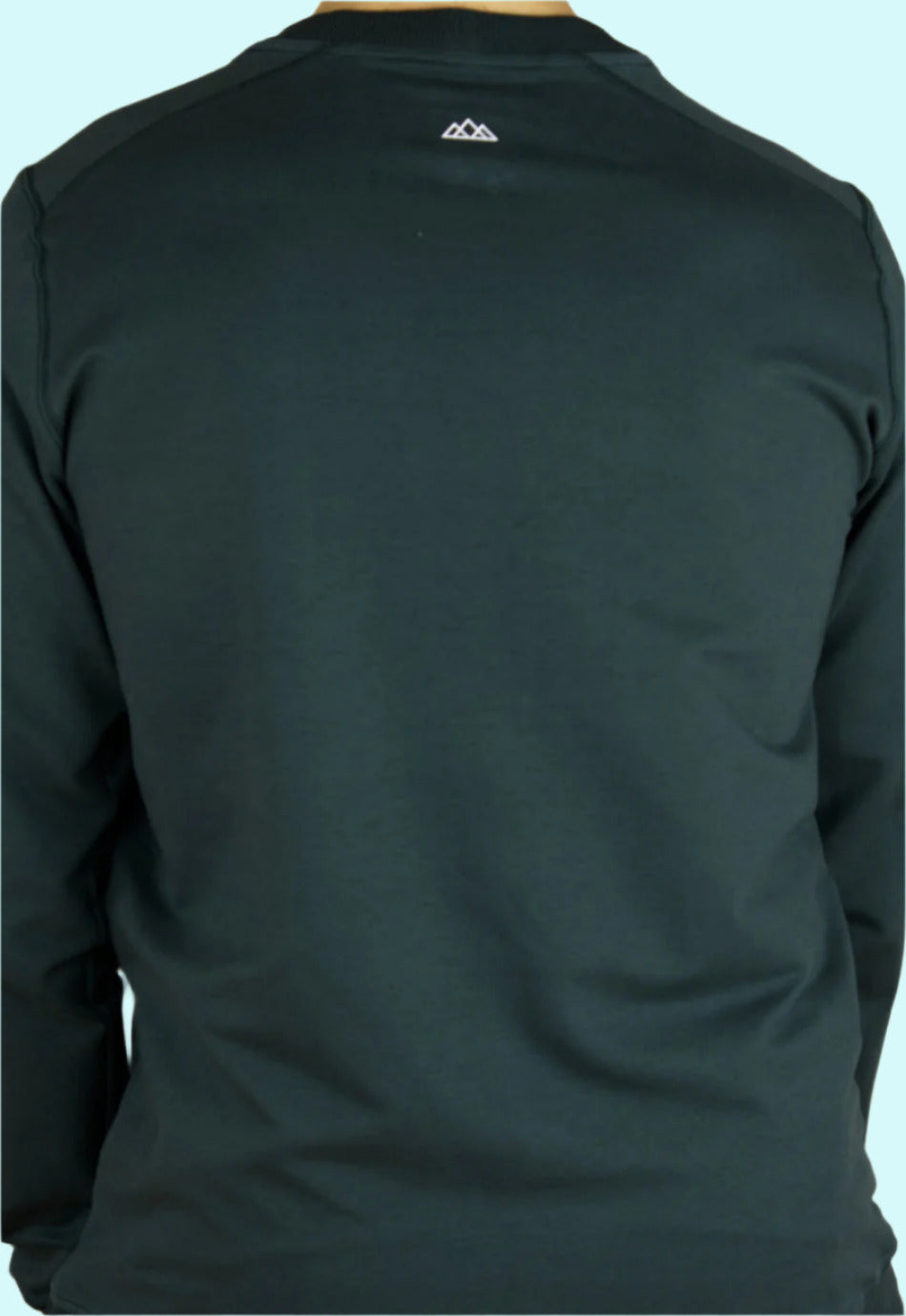 Rueckansicht des M23 Sweatshirts „Phil“ in Olivgruen mit kleinem Bergsymbol im Nacken – aus Bio-Baumwolle, nachhaltige und umweltfreundliche Herrenmode.