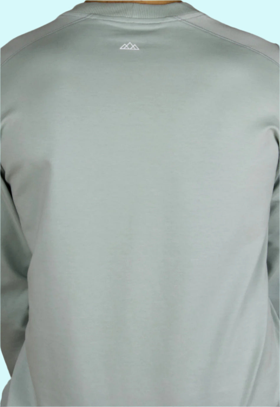 Rueckansicht des M23 Sweatshirts „Phil“ in Salbei mit aufgedrucktem Berg-Logo am Nacken – hergestellt aus nachhaltiger Bio-Baumwolle