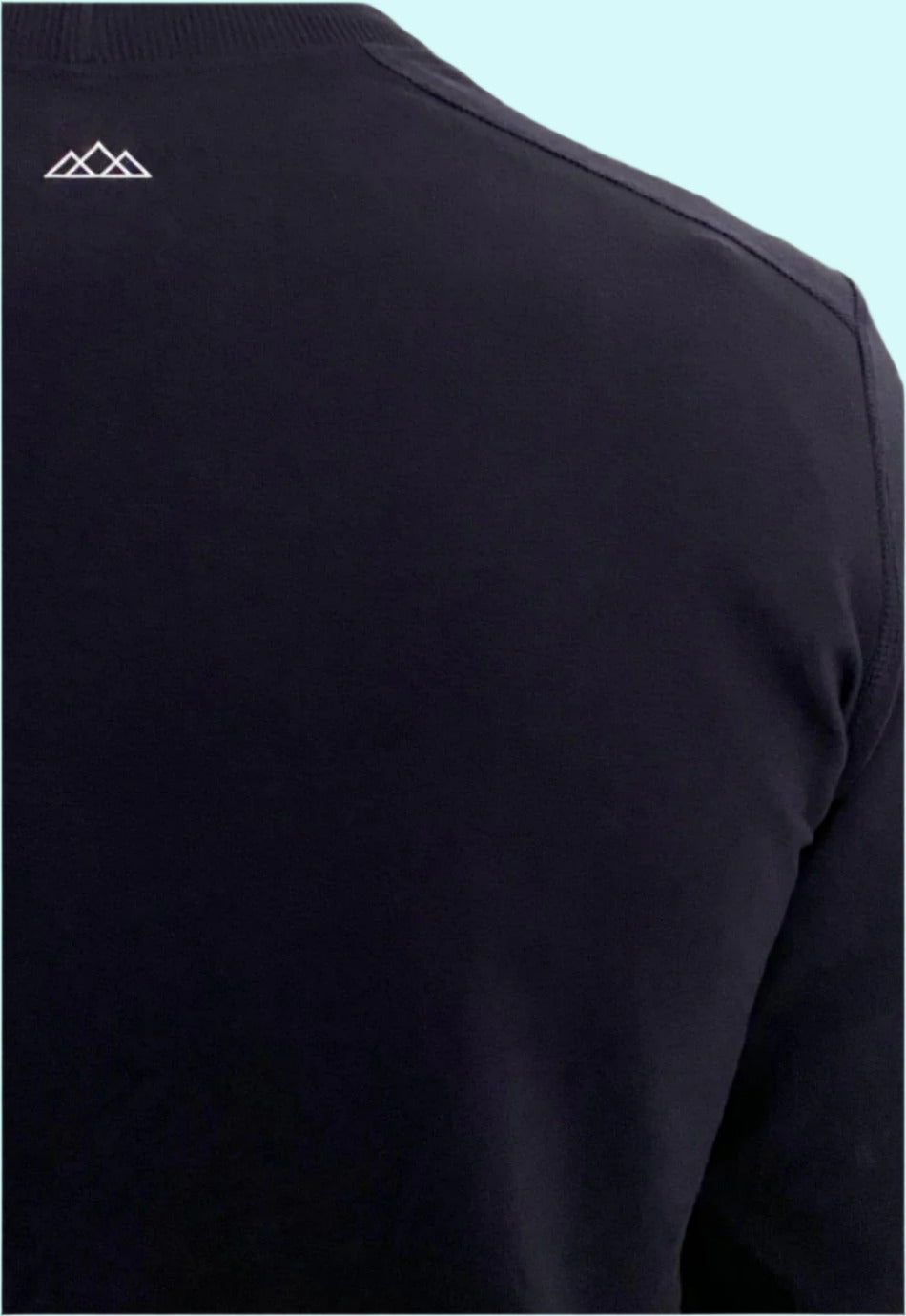 Rueckansicht des M23 Sweatshirts „Phil“ in Salute-Nachtblau mit aufgedrucktem Berg-Logo am Nacken – gefertigt aus nachhaltiger Bio-Baumwolle.