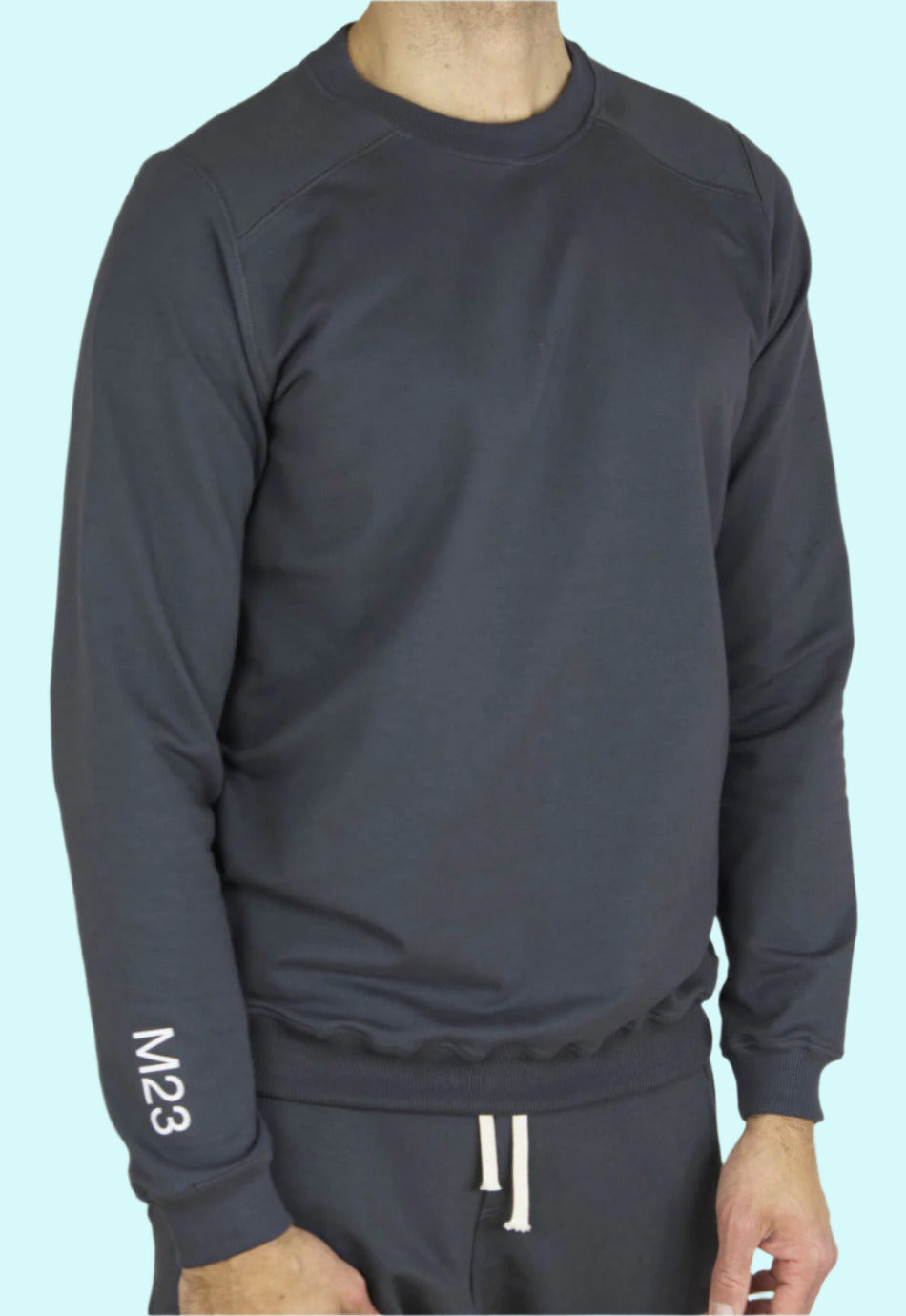 Nachhaltiger Herren-Sweater „Phil“ in Anthrazit von M23 – aus Bio-Baumwolle, umweltfreundlich mit M23-Print am Aermel