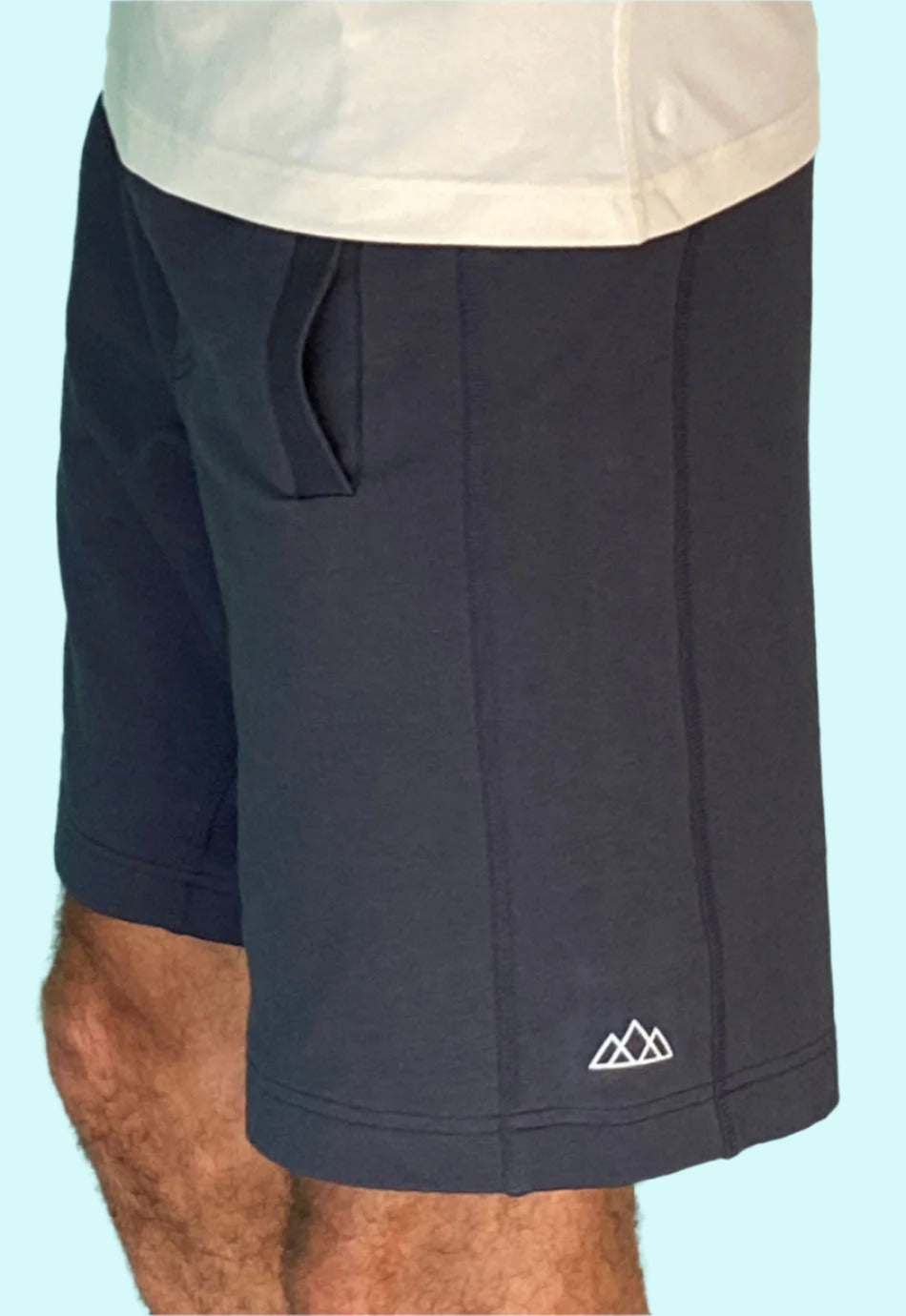 Linke Seitenansicht der M23 Zane Shorts in Anthrazit aus nachhaltiger Bio-Baumwolle – umweltfreundliche Herrenshorts mit minimalistischem Logo-Detail.