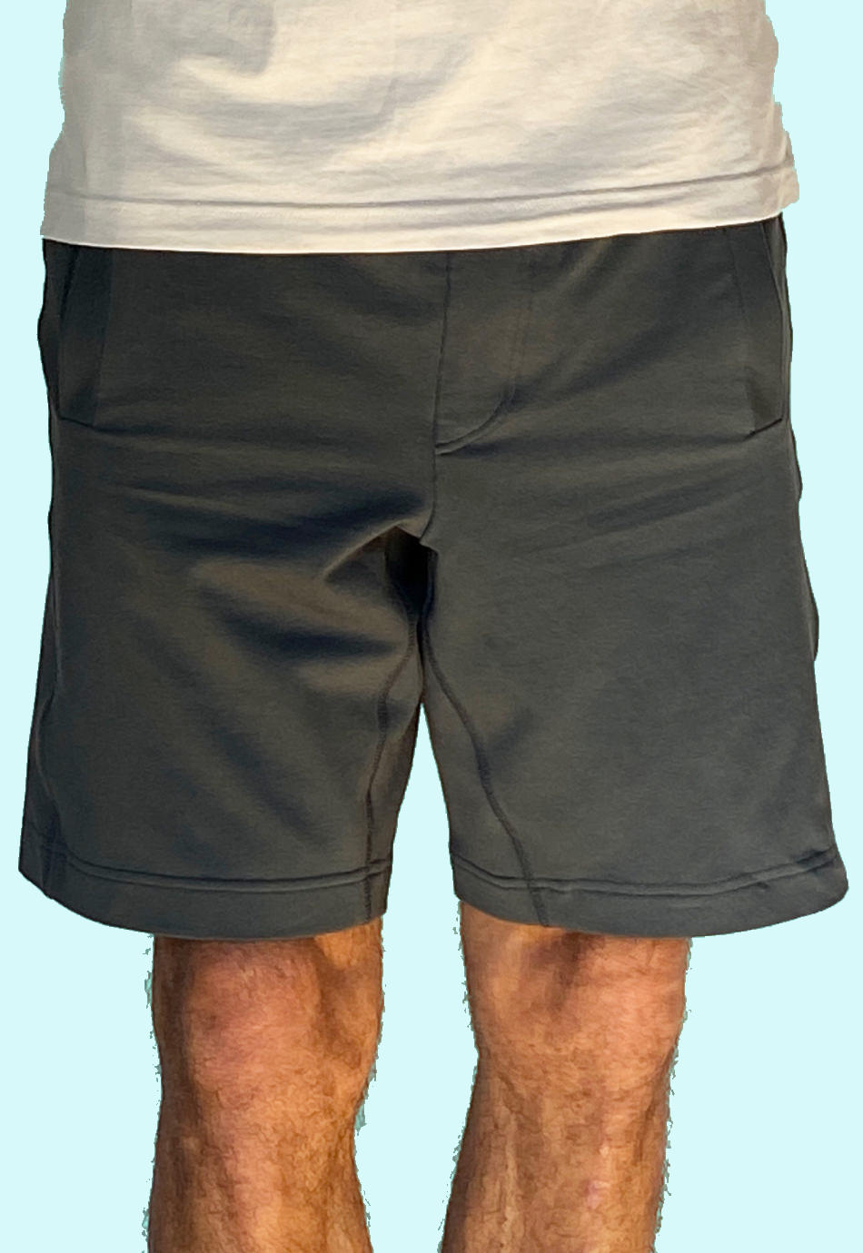 Vorderansicht der M23 Zane Shorts in Olivgruen aus nachhaltiger Bio-Baumwolle – umweltfreundliche Herrenshorts mit klarer Linie und minimalistischem Design