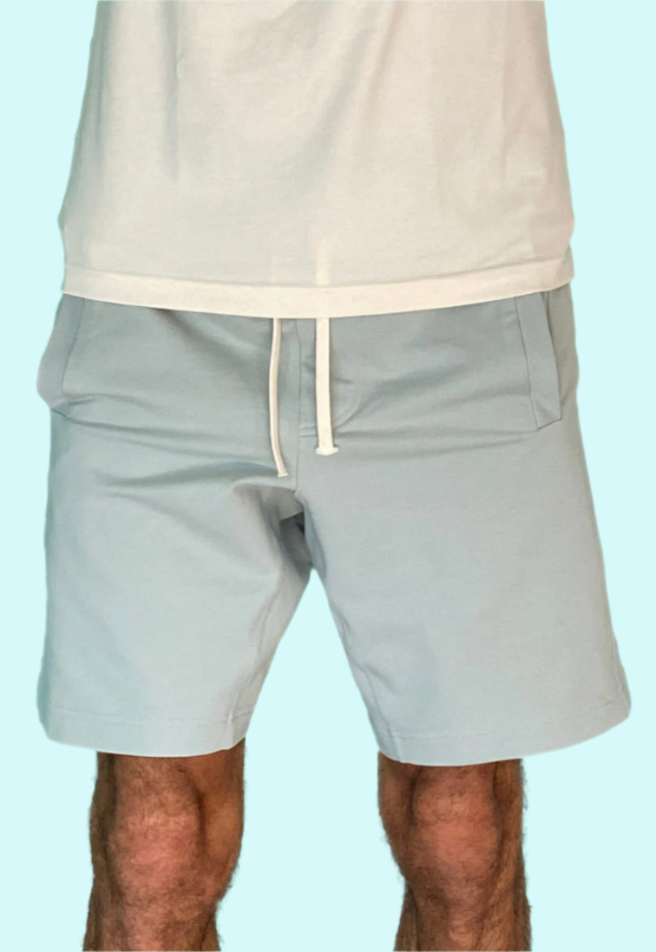 Vorderansicht der M23 Zane Shorts in Salbei aus nachhaltiger Bio-Baumwolle – atmungsaktive, umweltfreundliche Herren-Loungewear mit Kordelzug