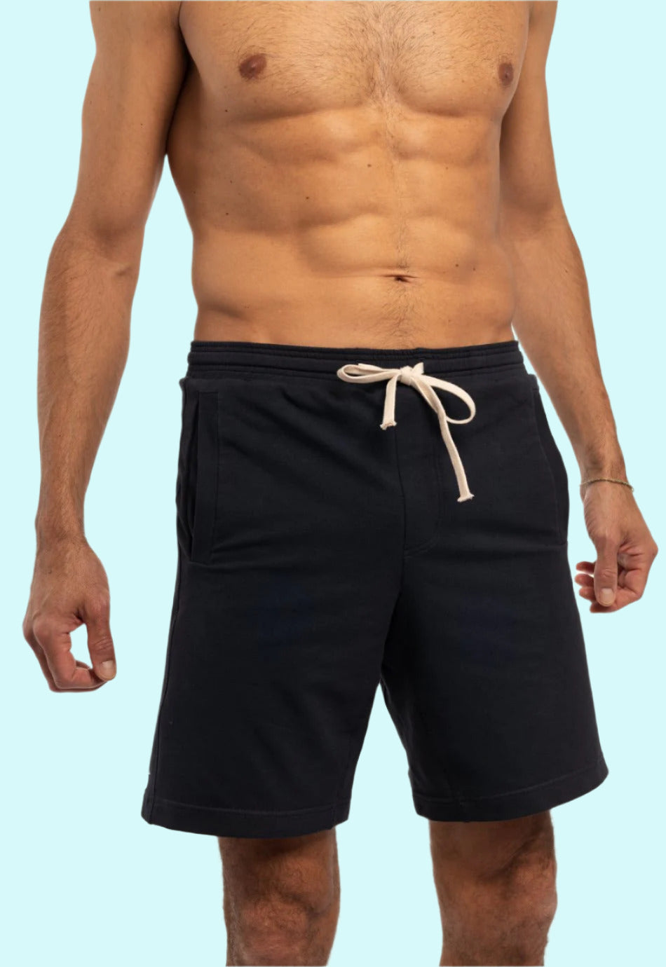 Vorderansicht der M23 Zane Shorts in Salute-Marineblau aus nachhaltiger Bio-Baumwolle – umweltfreundliche Herrenshorts mit Kordelzugbund