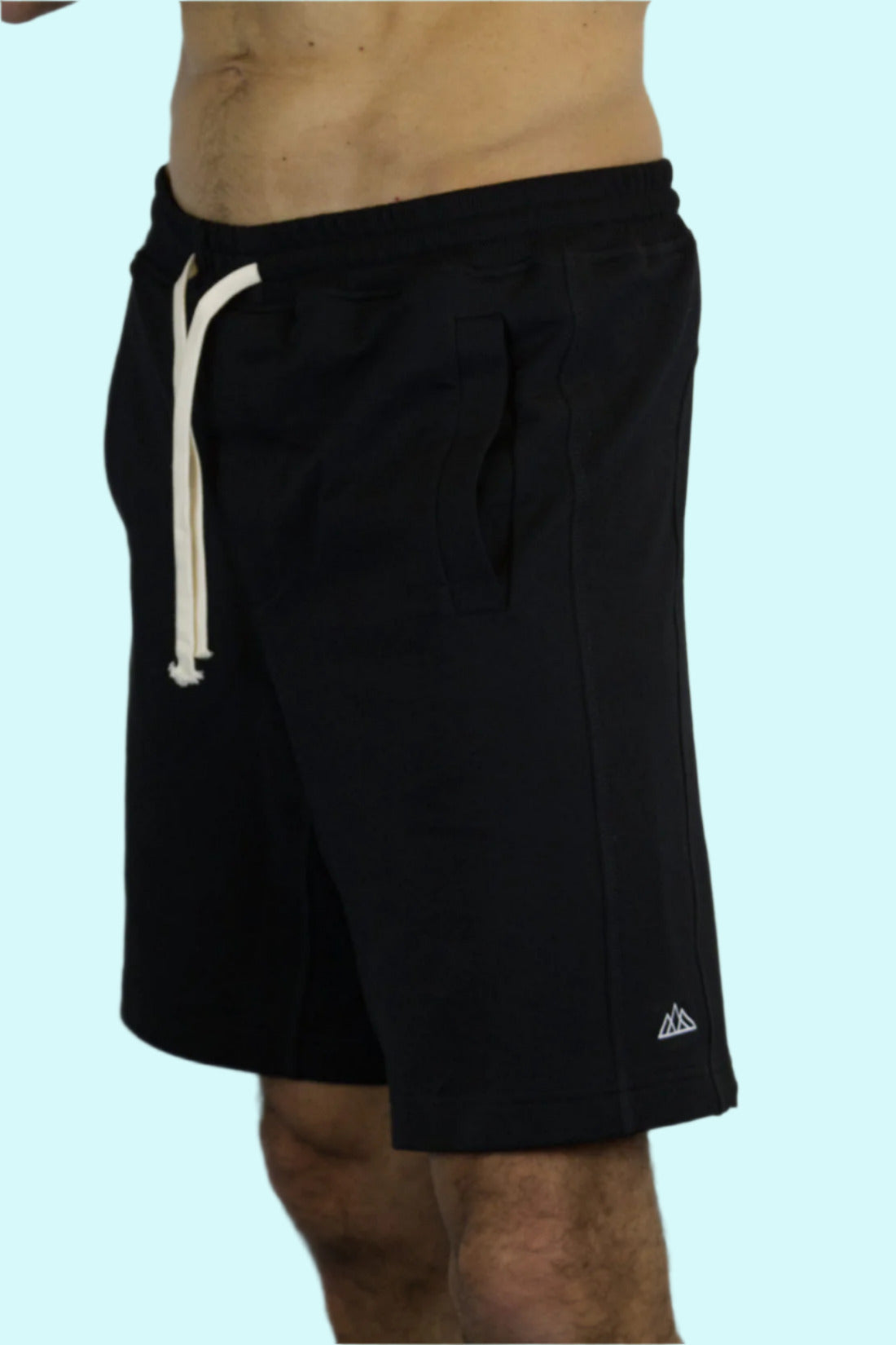 Linke Seitenansicht der M23 Zane Shorts in Schwarz aus nachhaltiger Bio-Baumwolle – umweltfreundliche Herrenshorts mit Kordelzug und Logo-Print.