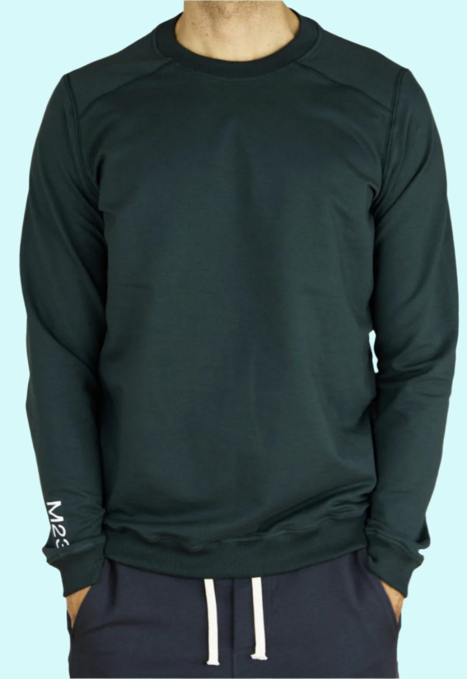 Umweltfreundliches Sweatshirt Phil in Olivgruen aus nachhaltiger Bio-Baumwolle von M23 mit M23-Aufdruck am Ärmel