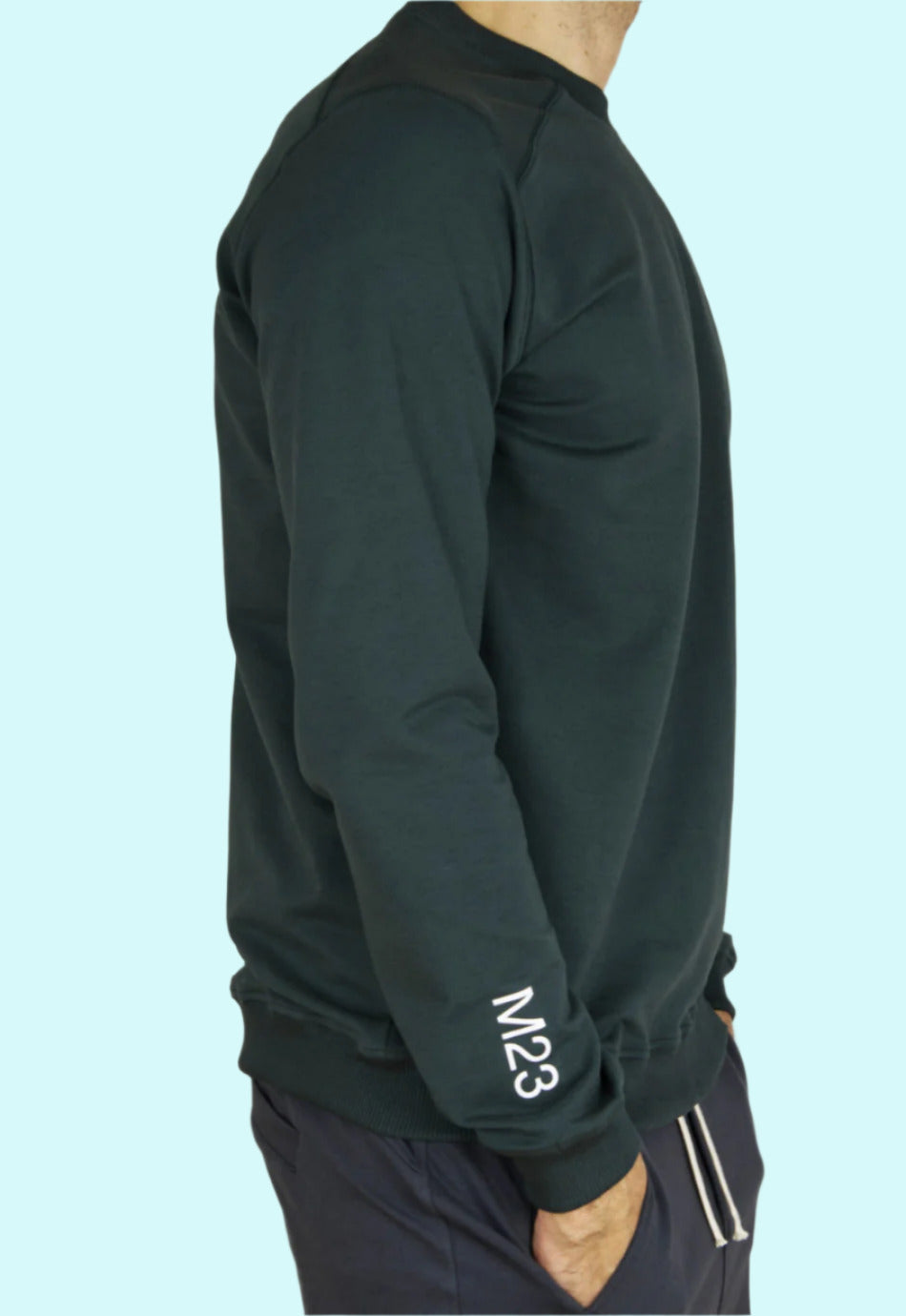 Phil Herren-Sweatshirt in Olivgrün aus Bio-Baumwolle mit M23-Logo-Print am Aermel – nachhaltige und umweltfreundliche Freizeitmode von M23