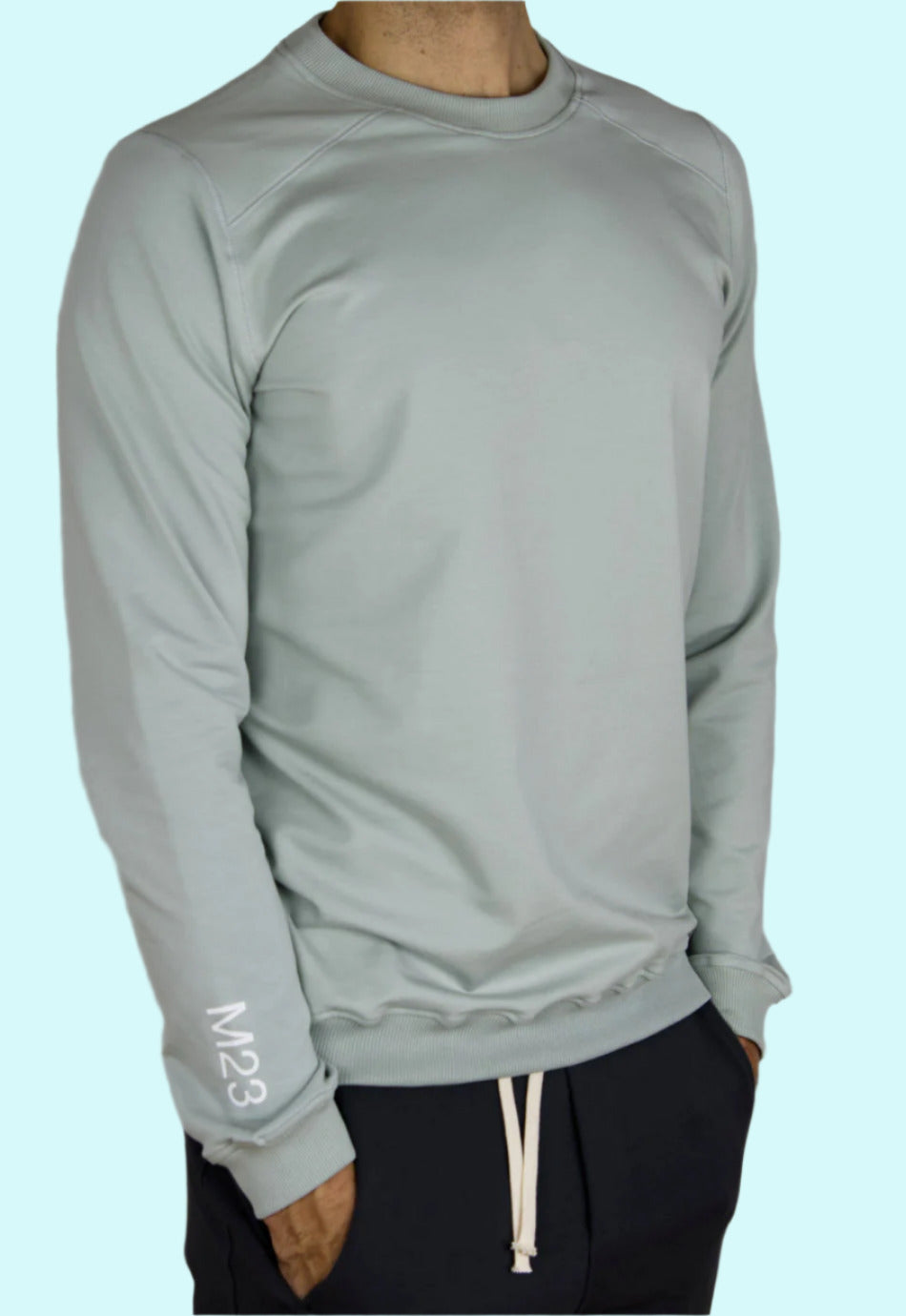 Nachhaltiger Herrenpullover „Phil“ in zartem Salbei aus Bio-Baumwolle – stilvoll und umweltfreundlich von M23