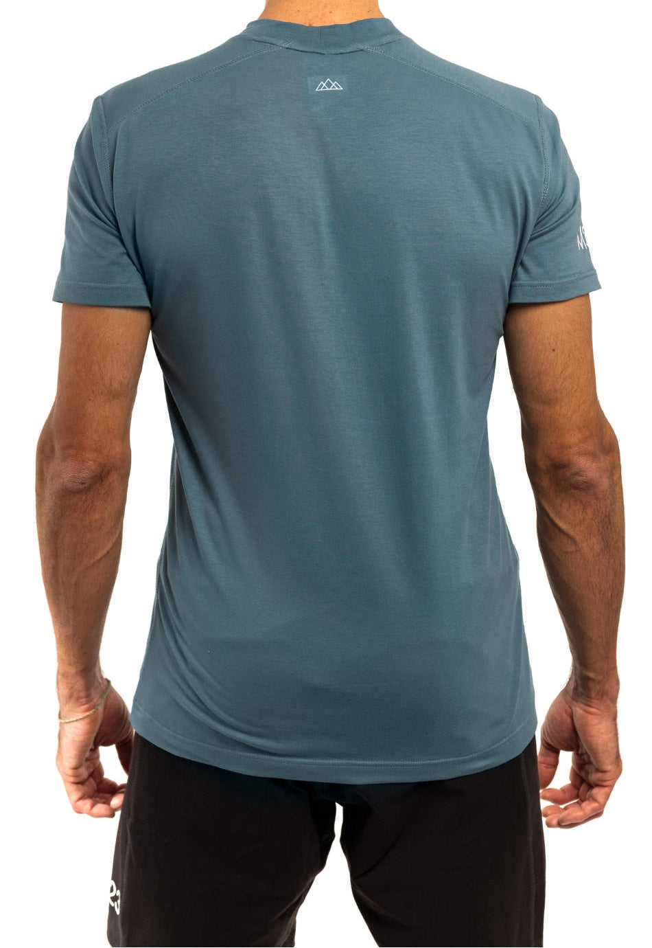 Rueckansicht des M23 Ben T-Shirts in Blau – nachhaltiges Herren T-Shirt aus Bio-Baumwolle mit dezentem Logodetail.