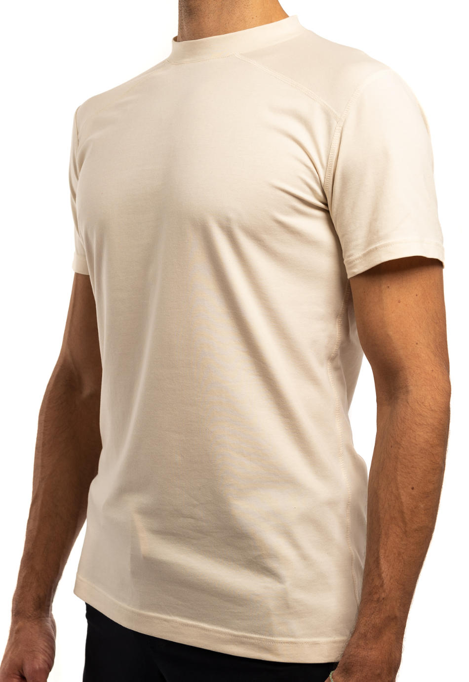 Schraege Ansicht des M23 Ben T-Shirts in Creme – nachhaltiges Herren T-Shirt aus Bio-Baumwolle, umweltfreundlich und minimalistisch.