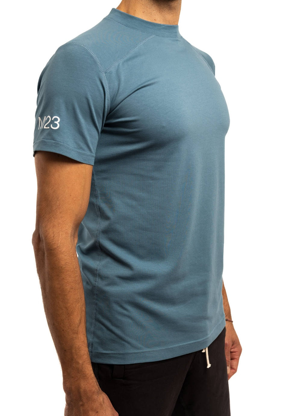 Schraege Seitenansicht des M23 Ben T-Shirts in Blau – nachhaltiges Herren T-Shirt aus weicher Bio-Baumwolle, atmungsaktiv und umweltfreundlich.
