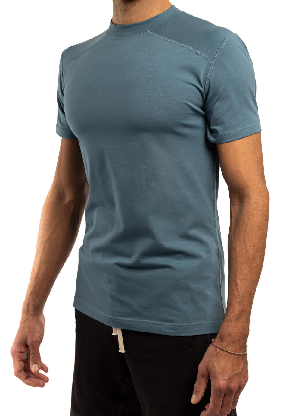 Schraege Vorderansicht des M23 Ben T-Shirts in Blau – umweltfreundliches Herren T-Shirt aus hochwertiger Bio-Baumwolle fuer nachhaltigen Tragekomfort.