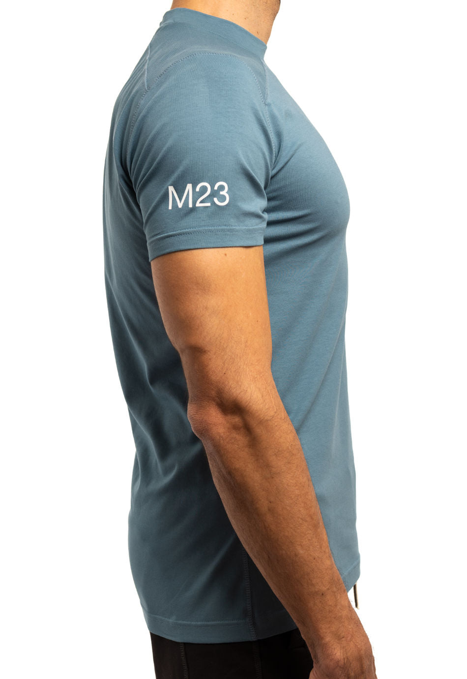 Seitenansicht des M23 Ben T-Shirts in Blau – nachhaltiges Herren T-Shirt aus Bio-Baumwolle, umweltfreundlich und fair produziert.