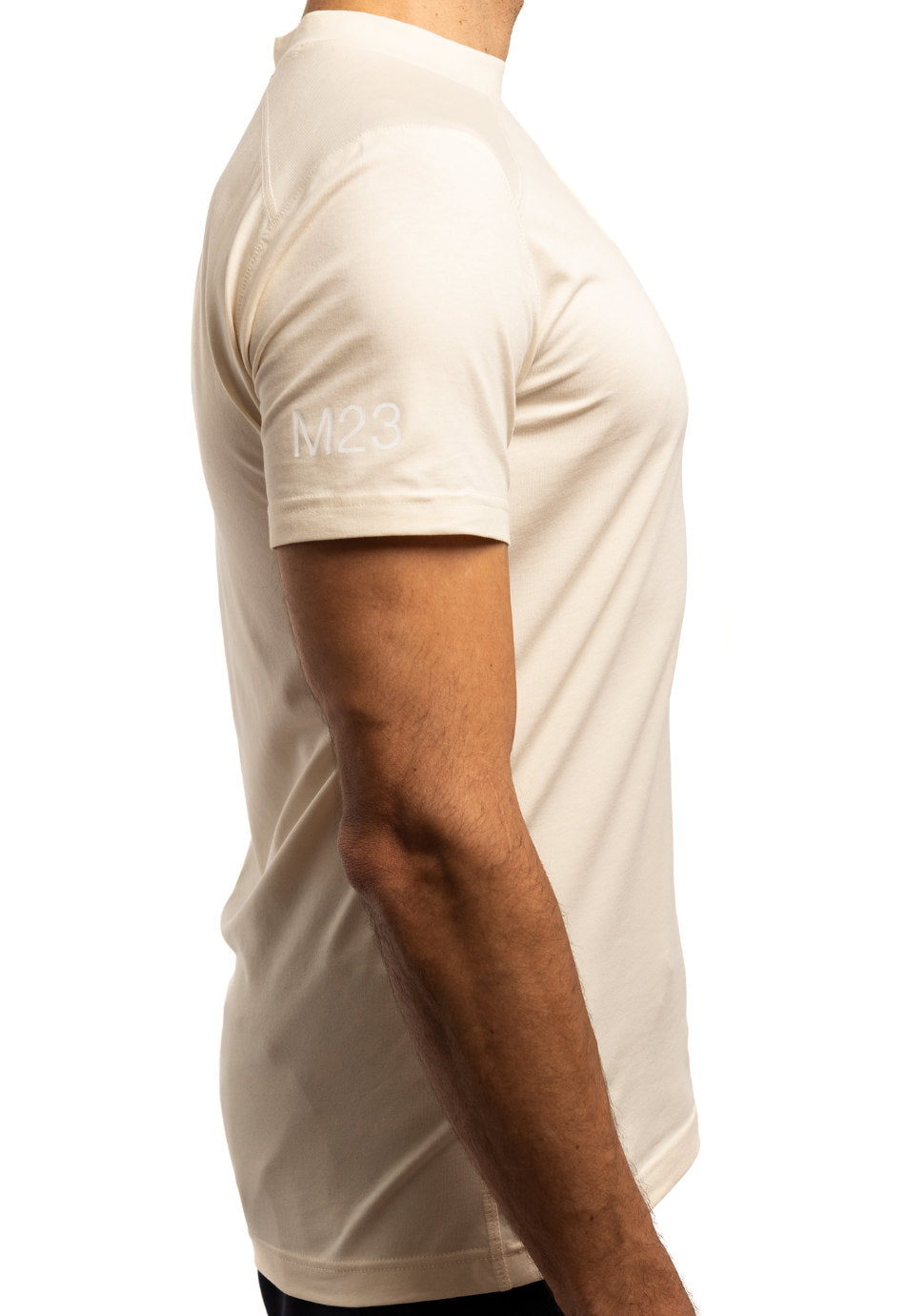 Seitenansicht des M23 Ben T-Shirts in Creme – nachhaltiges Herren T-Shirt aus umweltfreundlicher Bio-Baumwolle.