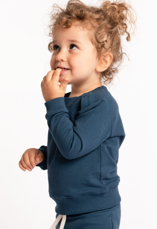 Charlie Baby-Sweatshirt in Dunkelblau aus Bio-Baumwolle mit Schulterknoepfen – umweltfreundliche und nachhaltige Kindermode von M23