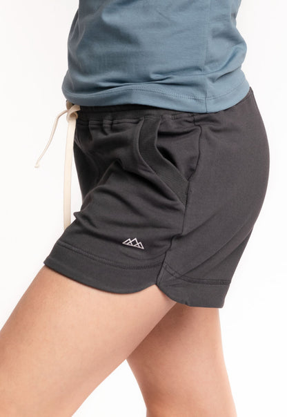 Chloe Damen-Lounge-Shorts in Dunkelgrau aus Bio-Baumwolle mit Kordelzug – Seitenansicht, M23 nachhaltige Mode