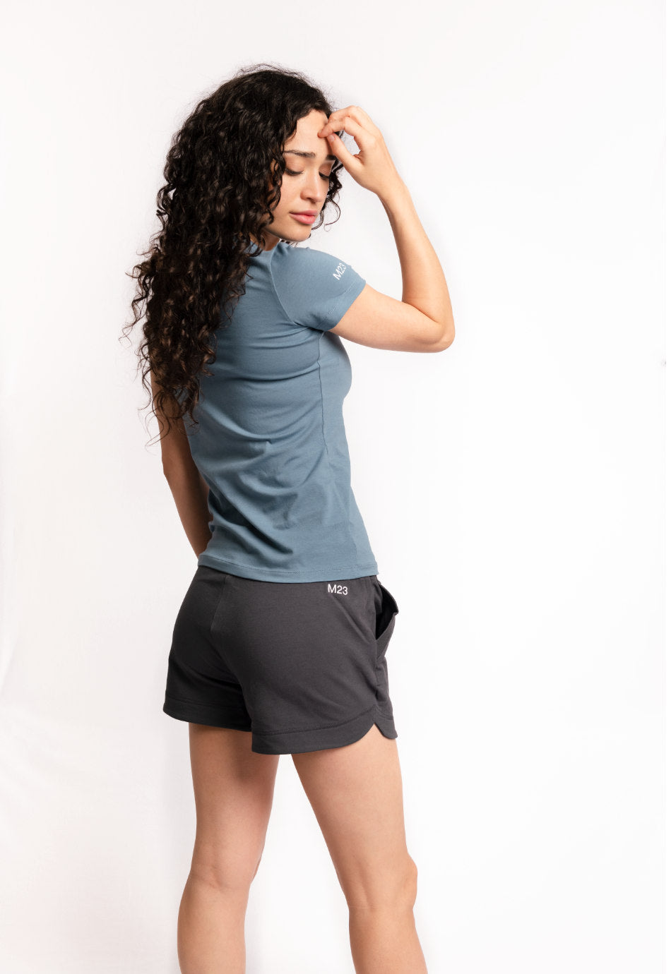 Chloe Damen-Lounge-Shorts in Dunkelgrau aus Bio-Baumwolle mit M23 Logo – von hinten, nachhaltige Mode