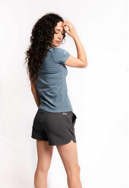 Chloe Damen-Lounge-Shorts in Dunkelgrau aus Bio-Baumwolle mit M23 Logo – von hinten, nachhaltige Mode