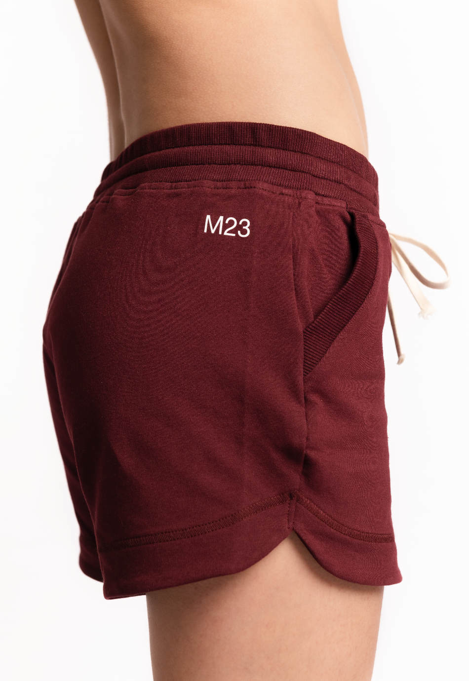 Chloe Damen-Lounge-Shorts in Dunkelrot aus Bio-Baumwolle mit M23 Logo und Kordelzug – Seitenansicht, M23 nachhaltige Mode