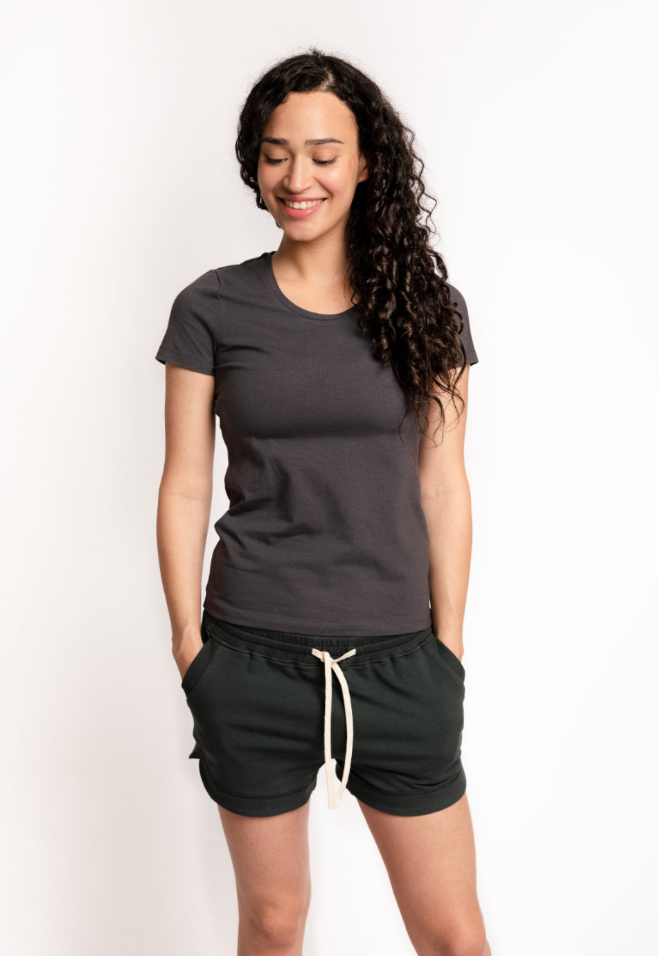 Chloe Damen-Lounge-Shorts in Olivgrün aus Bio-Baumwolle mit Kordelzug – Vorderansicht, M23 nachhaltige Mode