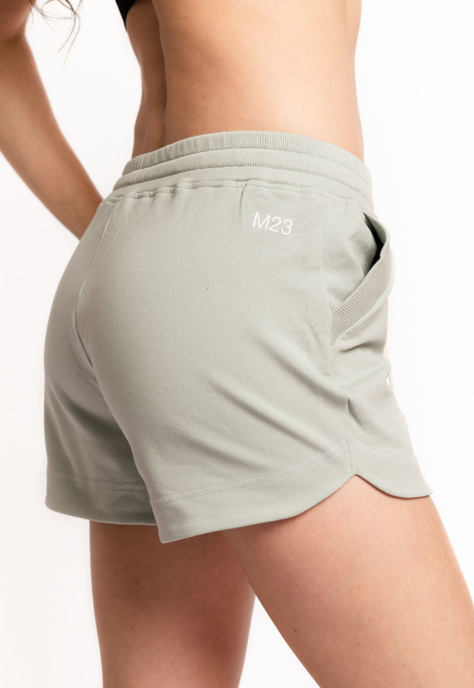 Chloe Damen-Lounge-Shorts in Salbei aus Bio-Baumwolle mit M23 Logo – Nahaufnahme Rueckansicht, M23 nachhaltige Mode