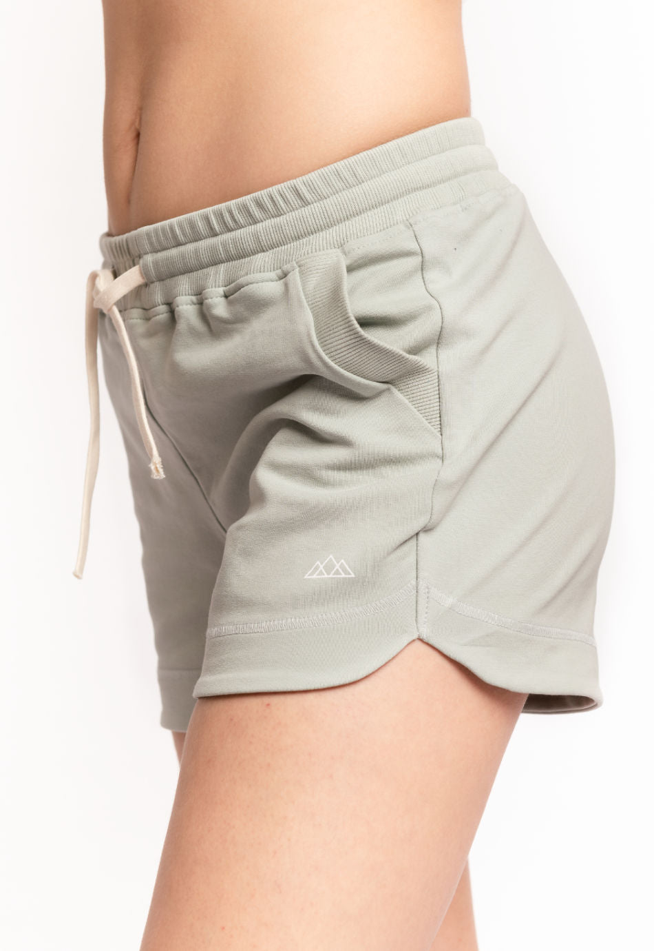 Chloe Damen-Lounge-Shorts in Salbei aus Bio-Baumwolle mit Kordelzug – Nahaufnahme Seitenansicht, M23 nachhaltige Mode