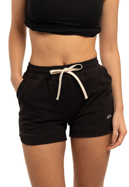 Chloe Damen-Lounge-Shorts in Schwarz aus Bio-Baumwolle mit Kordelzug – Vorderansicht, M23 nachhaltige Mode